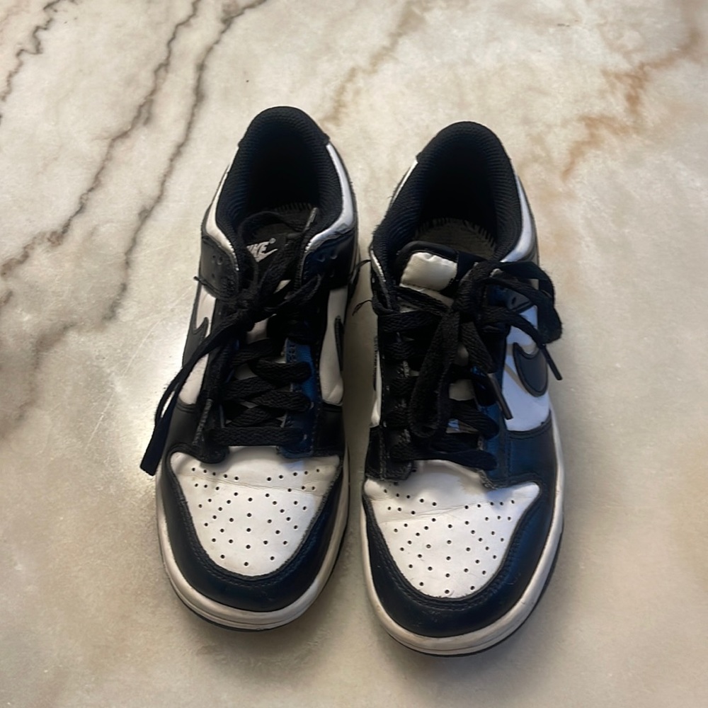 Nike dunks used black and white (Panda)